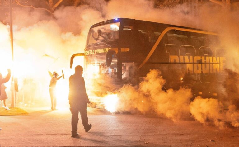 Krefeld Pinguine Meistertitel jubel explodiert nachts