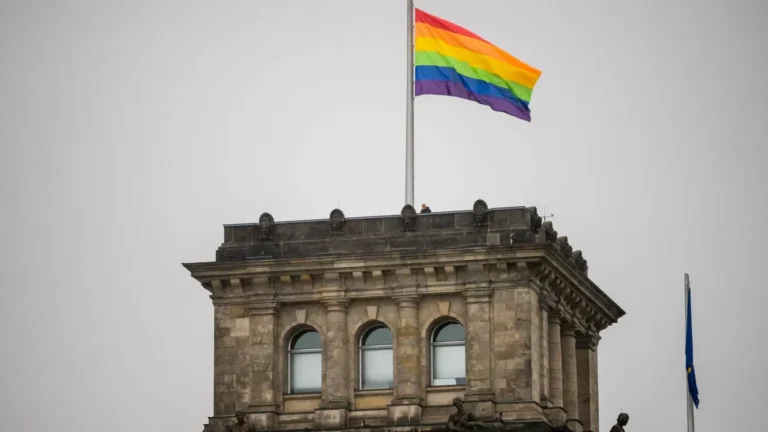 Regenbogenflagge Bundestag sorgt für große Debatte