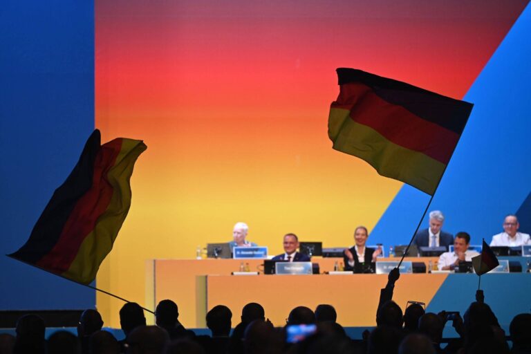AfD Parteitag Erfurt bringt neue Machtverschiebung Der Bundesparteitag der AfD in Erfurt ist nach zwei Tagen zu Ende gegangen. Die Partei zeigte sich geschlossen und wollte vor den kommenden Landtagswahlen in Ostdeutschland ein Bild der Stabilität vermitteln. Während im Inneren neue Machtverhältnisse sichtbar wurden, protestierten draußen Zehntausende Menschen gegen die Veranstaltung. Gleichzeitig bleibt die Partei weiter mit rechtlichen Fragen und politischen Debatten konfrontiert. Schon vor Beginn des Parteitags bereitete sich die AfD auf mögliche Störungen vor. Viele Delegierte reisten früh an. Dadurch konnten angekündigte Straßenblockaden den Ablauf kaum beeinflussen. Der Parteitag begann pünktlich. Die Parteiführung zeigte sich zufrieden mit der Organisation. Anders als bei früheren Parteitagen gab es kaum öffentliche Streitigkeiten oder offene Konflikte. Die Delegierten konzentrierten sich auf die anstehenden Wahlen und die politischen Ziele der Partei. Ein wichtiger Punkt des Parteitags war die Wahl des neuen Bundesvorstands. Alice Weidel und Tino Chrupalla bleiben weiterhin die beiden Bundesvorsitzenden der AfD. Bei der Abstimmung erhielt Weidel jedoch mehr Zustimmung als Chrupalla. Viele Beobachter sehen darin ein Zeichen, dass ihr Einfluss innerhalb der Partei weiter wächst. Trotzdem gilt ihre Position nicht als dauerhaft gesichert. Auch frühere Parteivorsitzende hatten zeitweise starke Unterstützung, verloren diese später jedoch wieder. Nach außen traten beide Parteivorsitzenden geschlossen auf. Sie betonten ihre enge Zusammenarbeit und machten deutlich, dass sie gemeinsam in die kommenden Wahlkämpfe gehen wollen. Gleichzeitig wird innerhalb der Partei weiter über die Möglichkeit einer künftigen Einzelspitze gesprochen. Der neu gewählte Vorstand besteht aus mehreren jüngeren Mitgliedern, die teilweise als Unterstützer von Alice Weidel gelten. Dies könnte die Diskussion über die künftige Führungsstruktur weiter verstärken. Mit der Wahl des neuen Vorstands rückten auch mehrere Politiker stärker in den Mittelpunkt, die bereits vom Bundesamt für Verfassungsschutz beobachtet werden. Die Behörde führt weiterhin ein gerichtliches Verfahren zur Einstufung der AfD. Dabei geht es um die Frage, ob die Partei als gesichert rechtsextremistische Bestrebung beobachtet werden darf. Eine endgültige gerichtliche Entscheidung steht noch aus. Während des Parteitags machten führende Vertreter deutlich, dass sie ihren politischen Kurs nicht ändern wollen. Sie bekräftigten ihre bisherigen Positionen zur Migration und erklärten, dass die Partei an ihren Forderungen festhalten werde. Auch die politische Diskussion über ein mögliches Verbot der AfD setzte sich fort. Während der Veranstaltung forderten viele Demonstranten erneut ein Verbotsverfahren. Ein solches Verfahren kann jedoch nur von der Bundesregierung, dem Bundestag oder dem Bundesrat beantragt werden. Über ein mögliches Parteiverbot würde am Ende das Bundesverfassungsgericht entscheiden. In mehreren Parteien gibt es unterschiedliche Ansichten darüber, ob ein solcher Schritt sinnvoll wäre. Innerhalb der AfD sorgte besonders der Landespolitiker Ulrich Siegmund aus Sachsen-Anhalt für große Aufmerksamkeit. Viele Delegierte wollten Fotos mit ihm machen oder mit ihm sprechen. Die Parteiführung verbindet mit ihm die Hoffnung auf starke Ergebnisse bei den kommenden Landtagswahlen. Ein möglicher Erfolg könnte der Partei erstmals den Weg in eine Landesregierung in Sachsen-Anhalt öffnen. Auch der Thüringer AfD-Landeschef Björn Höcke konnte seinen Einfluss weiter ausbauen. Sein langjähriger Vertrauter Stefan Möller wurde in den Bundesvorstand gewählt. Möller gilt als erfahrener Organisator und enger politischer Weggefährte Höckes. Künftig soll er sich unter anderem mit dem Umgang der Partei gegenüber dem Verfassungsschutz beschäftigen. Seine Wahl wird von vielen Beobachtern als Zeichen für den wachsenden Einfluss des Thüringer Landesverbandes auf die Bundespartei bewertet. Während die Delegierten im Tagungsgebäude zusammenkamen, versammelten sich außerhalb Zehntausende Demonstranten. Für die Sicherheit waren Tausende Polizeibeamte aus mehreren Bundesländern im Einsatz. Viele Delegierte wurden bereits in der Nacht zum Messegelände gebracht, um mögliche Behinderungen zu vermeiden. Trotz der großen Menschenmengen blieb die Lage weitgehend ruhig. Größere Zusammenstöße zwischen Polizei und Demonstranten wurden nicht bekannt. Mehrere bekannte Politiker sowie Musiker unterstützten die friedlichen Proteste gegen die Veranstaltung. Für einen ungewöhnlichen Moment sorgte schließlich eine kurze Störung im Veranstaltungssaal. Mehrfach war plötzlich der bekannte „Imperial March“ aus der Filmreihe Star Wars zu hören. Sicherheitskräfte und Techniker suchten daraufhin nach der Ursache. Später bestätigte die Polizei den Fund von vier versteckten Bluetooth-Lautsprechern. Wer diese Geräte dort platziert und gesteuert hatte, war zunächst unklar. Der Vorfall sorgte zwar nur für eine kurze Unterbrechung, entwickelte sich aber schnell zu einem der meistdiskutierten Ereignisse des Parteitags. Nach dem Ende des Bundesparteitags blickt die AfD nun auf die bevorstehenden Landtagswahlen. Die Partei präsentiert sich geschlossen und hat ihren Bundesvorstand neu aufgestellt. Gleichzeitig bleiben rechtliche Verfahren, politische Auseinandersetzungen und gesellschaftliche Proteste wichtige Themen. Die Entwicklungen in Erfurt könnten deshalb die weitere politische Debatte in Deutschland in den kommenden Monaten deutlich beeinflussen.