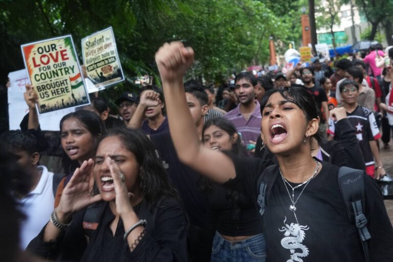 Indien Bildungsminister Rücktritt beendet Proteste