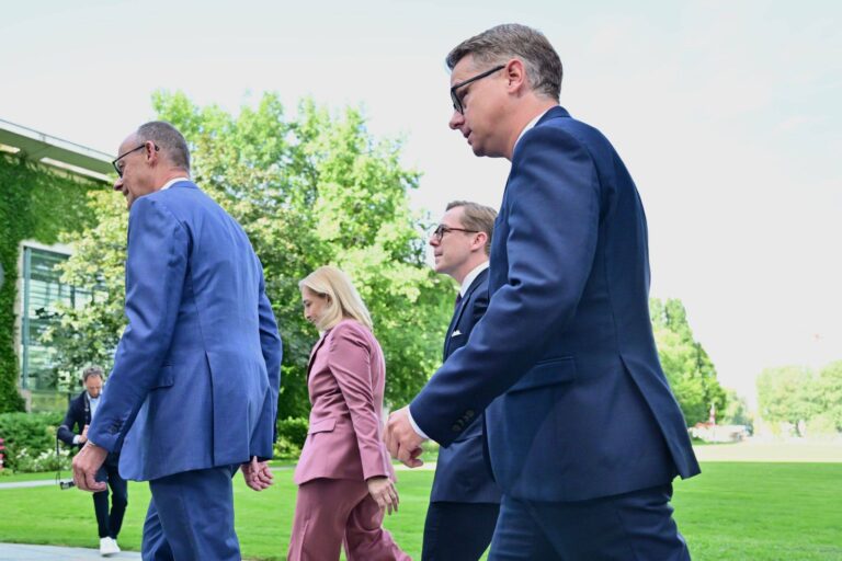 Merz Personalrochade bringt Regierung in Bedrängnis Merz Personalrochade bringt Regierung in Bedrängnis