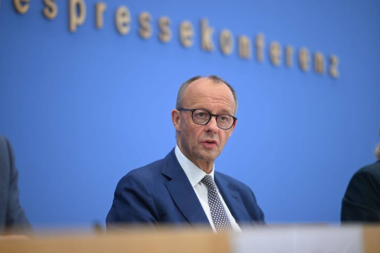 Merz Sommer Pressekonferenz bringt neue Fragen Merz Sommer Pressekonferenz bringt neue Fragen