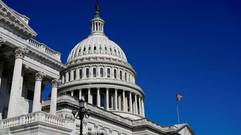 US Militärhilfe Israel sorgt für neue Debatte US Militärhilfe Israel sorgt für neue Debatte. Mehr als 100 Demokraten stimmen für ein Ende der Militärhilfen. Mehr als 100 demokratische Abgeordnete im US-Repräsentantenhaus haben für ein Ende der Militärhilfe an Israel im kommenden Haushaltsjahr gestimmt. Ein entsprechender Änderungsantrag des republikanischen Abgeordneten Thomas Massie erhielt jedoch keine Mehrheit und wurde mit 314 zu 104 Stimmen abgelehnt. Trotz der Niederlage macht das Abstimmungsergebnis deutlich, dass sich innerhalb der Demokratischen Partei die Haltung zur Unterstützung Israels weiter verändert. Insgesamt unterstützten 103 demokratische Abgeordnete den Antrag. Thomas Massie war der einzige Republikaner, der ebenfalls dafür stimmte. Alle anderen republikanischen Mitglieder des Repräsentantenhauses lehnten den Vorschlag ab. Die Republikaner verfügen derzeit über 220 Sitze und damit über die Mehrheit in der Kongresskammer. Von den demokratischen Abgeordneten stimmten 98 gegen den Antrag. Zehn Mitglieder der Partei enthielten sich. Die Demokratische Partei hält aktuell 215 Sitze im Repräsentantenhaus. Das Abstimmungsergebnis zeigt, dass die Partei bei der Frage der Militärhilfe für Israel deutlich gespalten ist. Der Änderungsantrag sah vor, rund 3,3 Milliarden US-Dollar an geplanter Militärhilfe für Israel aus dem kommenden Bundeshaushalt zu streichen. Die Unterstützung sollte damit vollständig entfallen. Da der Antrag jedoch keine Mehrheit fand, bleibt die bisherige Finanzierung zunächst bestehen. Die Abstimmung verdeutlicht zugleich eine wachsende Diskussion über den außenpolitischen Kurs der Demokratischen Partei. Vor etwas mehr als zwei Jahren hatten lediglich 37 demokratische Abgeordnete für eine Kürzung der Militärhilfe gestimmt. Die aktuelle Abstimmung zeigt daher einen deutlichen Anstieg der Unterstützung für eine Einschränkung der Hilfen. Vor allem der progressive Flügel der Partei fordert seit einiger Zeit eine grundlegende Änderung der amerikanischen Israel-Politik. Viele seiner Mitglieder sprechen sich dafür aus, die Militärhilfe zu beenden oder an strengere Bedingungen zu knüpfen. Die Parteiführung hält dagegen weiterhin an der bisherigen Unterstützung Israels fest. Auch innerhalb der demokratischen Führung wurden unterschiedliche Positionen sichtbar. Die stellvertretende Fraktionsvorsitzende Katherine Clark unterstützte den Antrag. Ebenso sprach sich die frühere Vorsitzende des Repräsentantenhauses, Nancy Pelosi, dafür aus. Der demokratische Minderheitsführer Hakeem Jeffries lehnte den Vorschlag dagegen ab und stimmte gegen den Änderungsantrag. Die unterschiedlichen Abstimmungen führender Demokraten zeigen, dass die Debatte über die künftige Ausrichtung der Außenpolitik weiter an Bedeutung gewinnt. Besonders die Frage nach der Militärhilfe für Israel sorgt zunehmend für unterschiedliche Meinungen innerhalb der Partei. Die Republikaner traten bei der Abstimmung fast geschlossen auf. Bis auf Thomas Massie stimmten alle republikanischen Abgeordneten gegen den Antrag und unterstützten damit die Fortsetzung der Militärhilfe. Durch ihre Mehrheit im Repräsentantenhaus konnten sie den Vorstoß gemeinsam mit einem Teil der Demokraten klar zurückweisen. Die Abstimmung dürfte die politische Diskussion über die amerikanische Unterstützung Israels weiter verstärken. Zwar bleibt die Militärhilfe nach der gescheiterten Abstimmung bestehen. Gleichzeitig zeigt das Ergebnis, dass immer mehr demokratische Abgeordnete eine neue Bewertung der bisherigen Politik fordern. Damit könnte die Zukunft der US-Militärhilfe für Israel auch bei kommenden Haushaltsverhandlungen erneut zu einem wichtigen politischen Thema werden.
