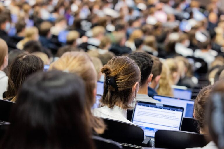 Junge Frauen liegen bei Bildung oft vorn