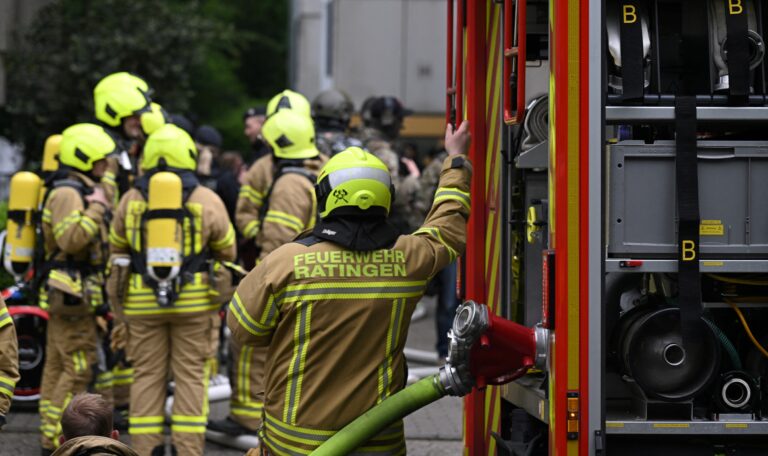 Feuer in Berliner Hochhaus Fuenf Verletzte bei Brand