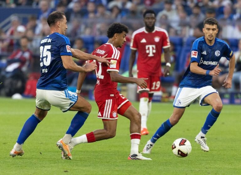 Bayern Schalke Bundesliga Duell begeistert die Fans Bayern Schalke Bundesliga Duell begeistert die Fans