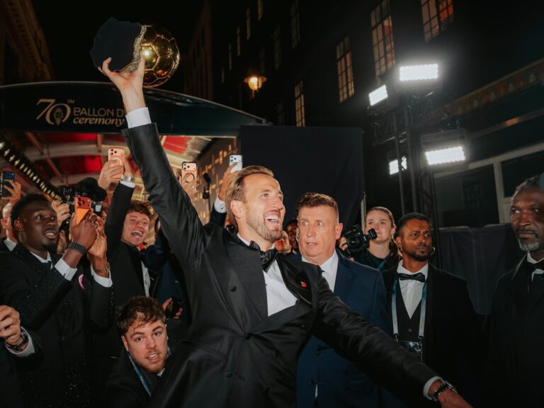 Harry Kane Ballon dOr Sieger von Bayern geehrt
